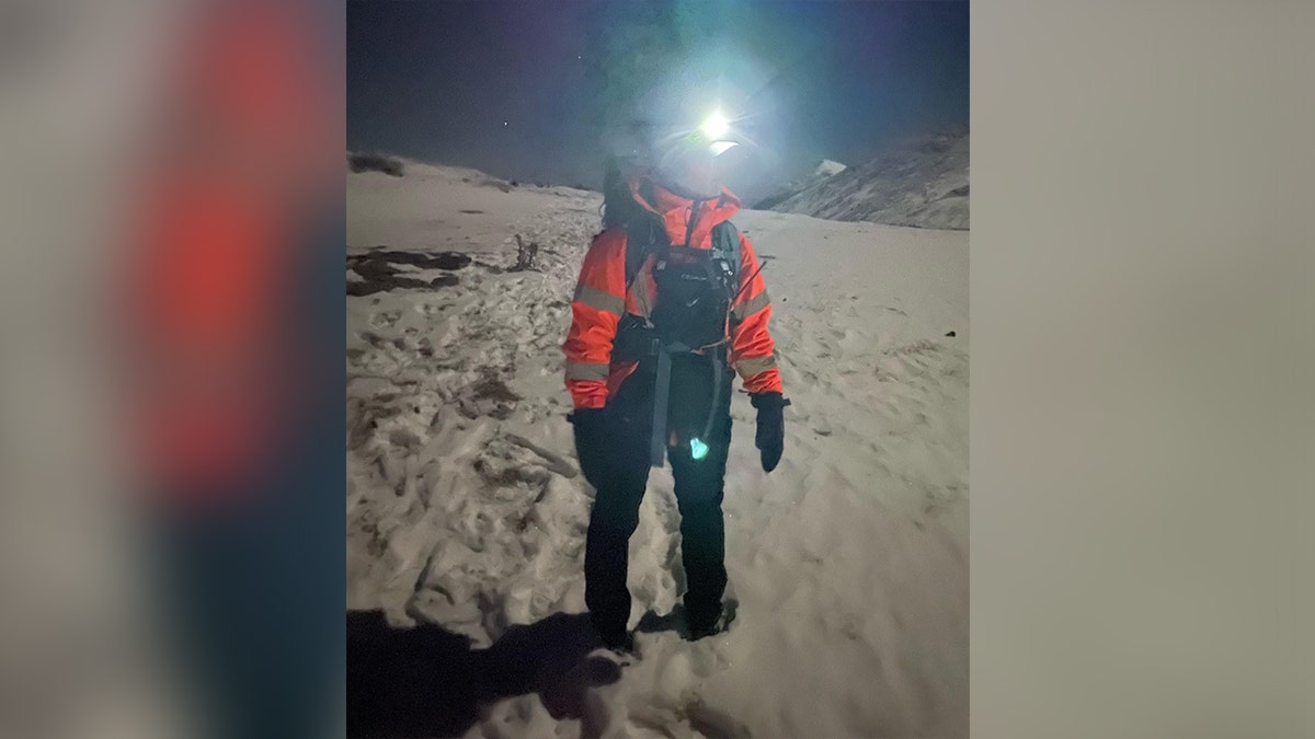 Un secouriste marchant le long d’une montagne au Colorado