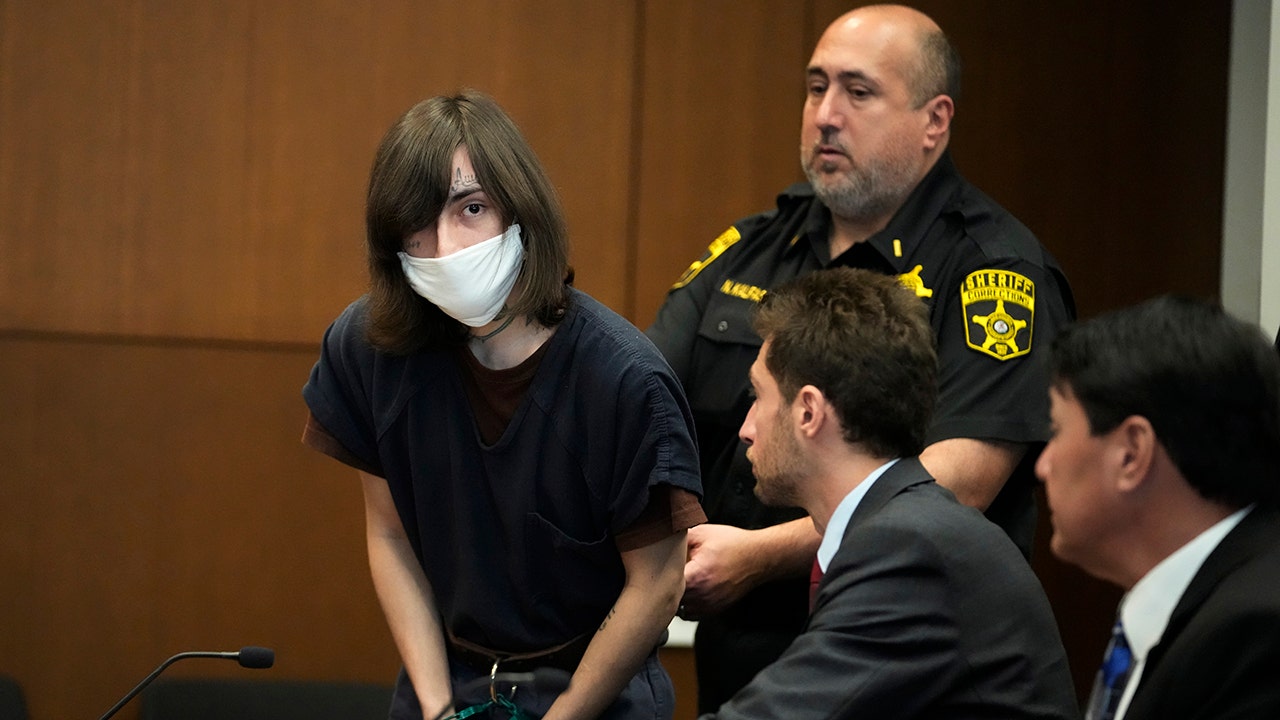 Le suspect de la fusillade de masse de Highland Park doit se représenter lui-même devant le tribunal ;  le juge fixe la date du procès