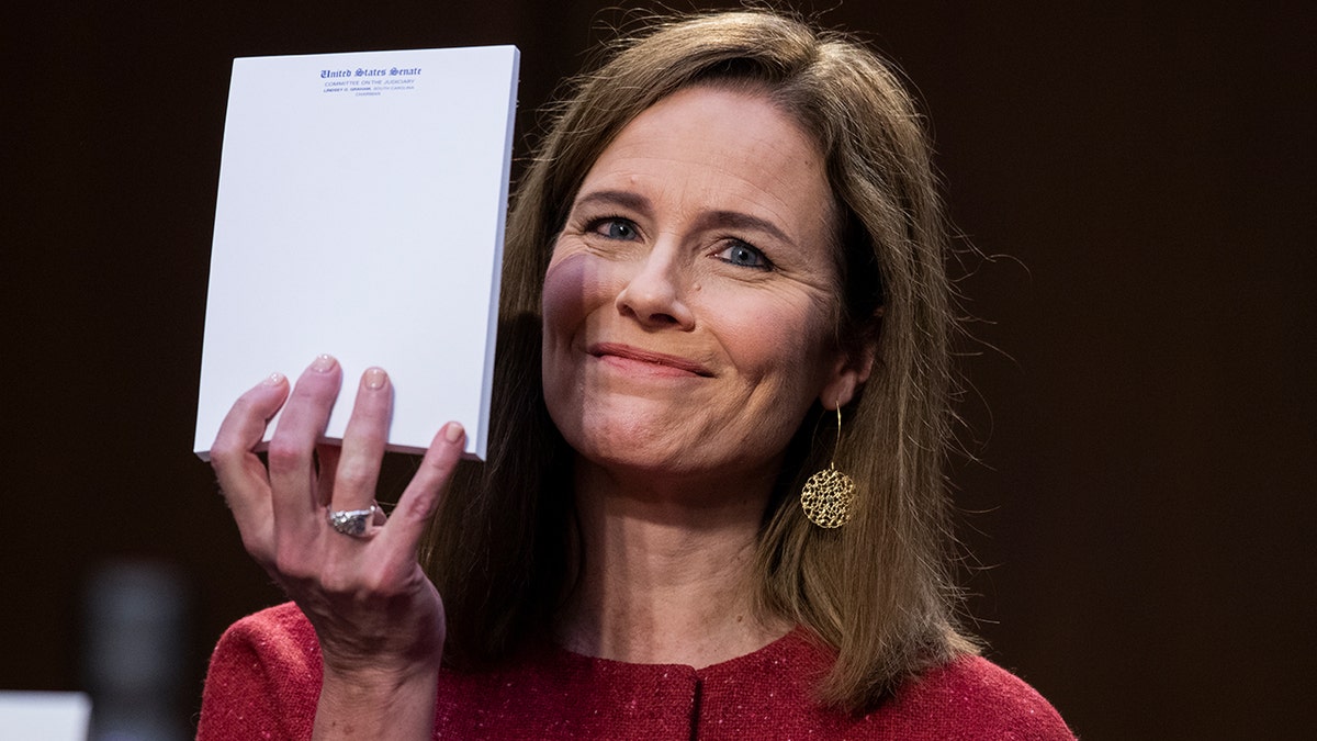 Amy Coney Barrett brandit un papier lors de l'audience de confirmation