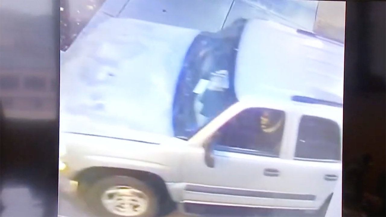 Un voleur présumé californien filmé en train d'enfoncer un SUV dans la devanture du magasin de Lululemon et de décoller avec des vêtements