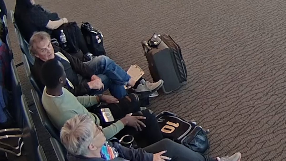 Un homme arrêté après avoir pris en photo la carte d'embarquement d'un autre passager