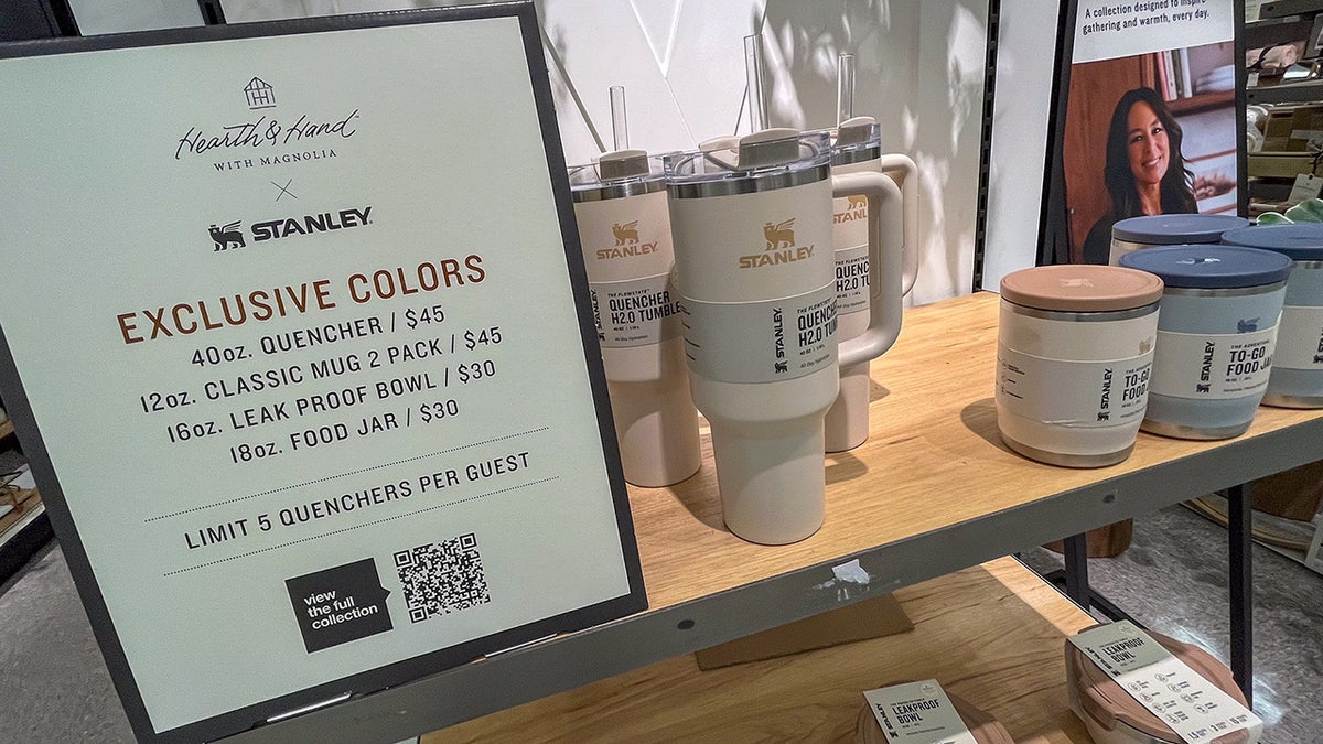 Coupes Stanley dans un magasin