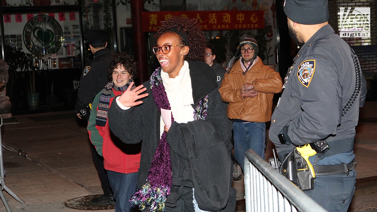 Isra Hirsi quitte le 1 Police Plaza dans le Lower Manhattan