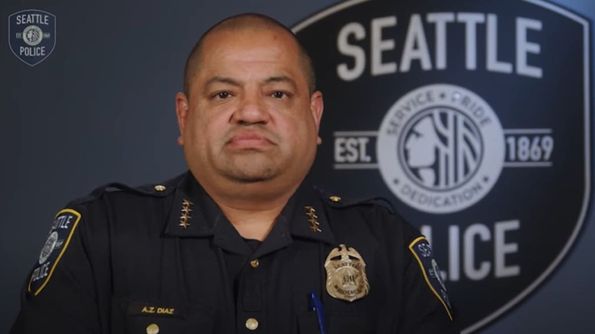 Le chef du département de police de Seattle, Adrian Diaz, prend la parole