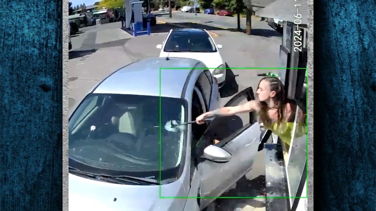 Le propriétaire d'un magasin d'espresso à Seattle martèle le pare-brise d'un client