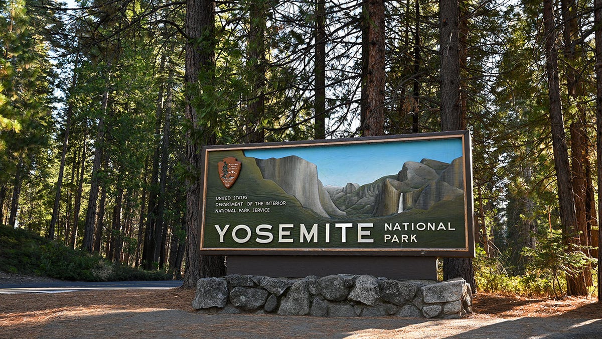 Un panneau de bienvenue au parc national de Yosemite