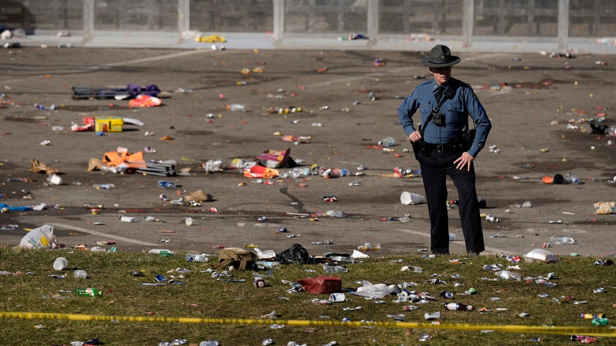 Un agent des forces de l'ordre examine la scène après une fusillade lors de la célébration du Super Bowl des Chiefs de Kansas City à Kansas City, Missouri, le 14 février.