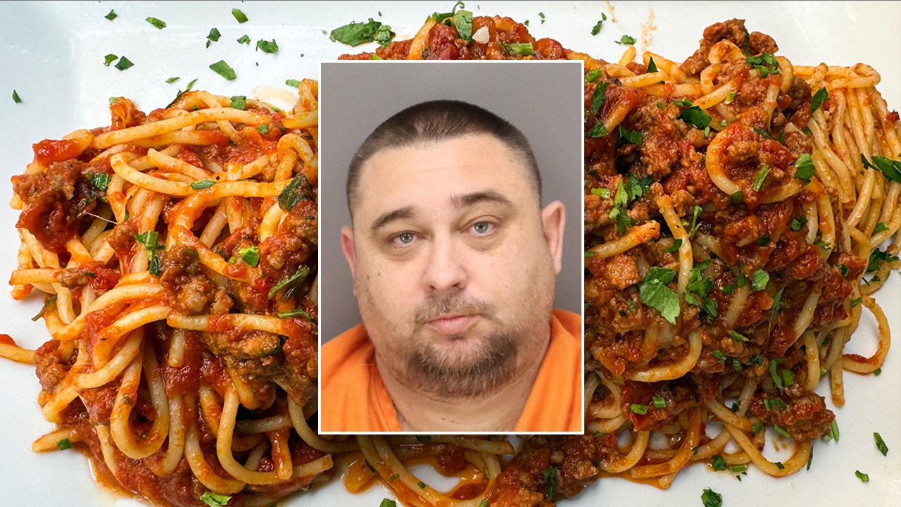 Un homme de Floride jette de la sauce spaghetti sur sa mère lors d'une dispute et se cache dans les buissons