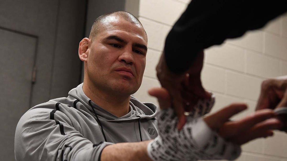 Cain Velasquez a les mains bandées