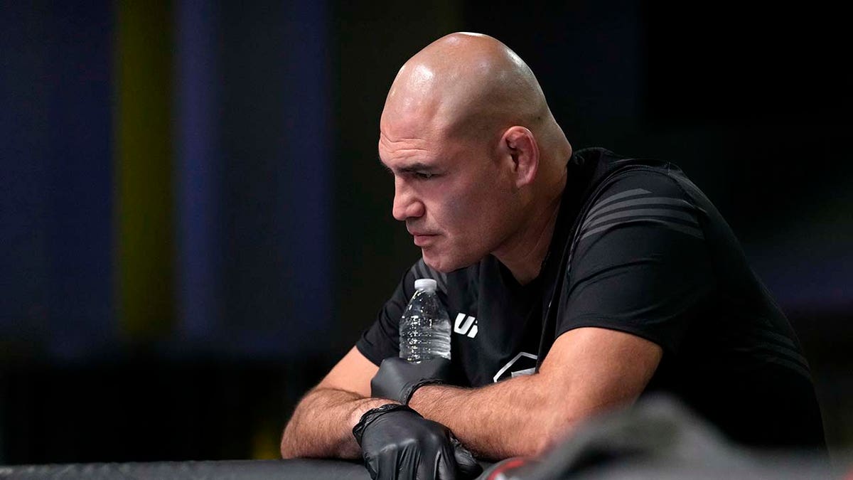 Cain Velasquez apparaît à un événement de l'UFC