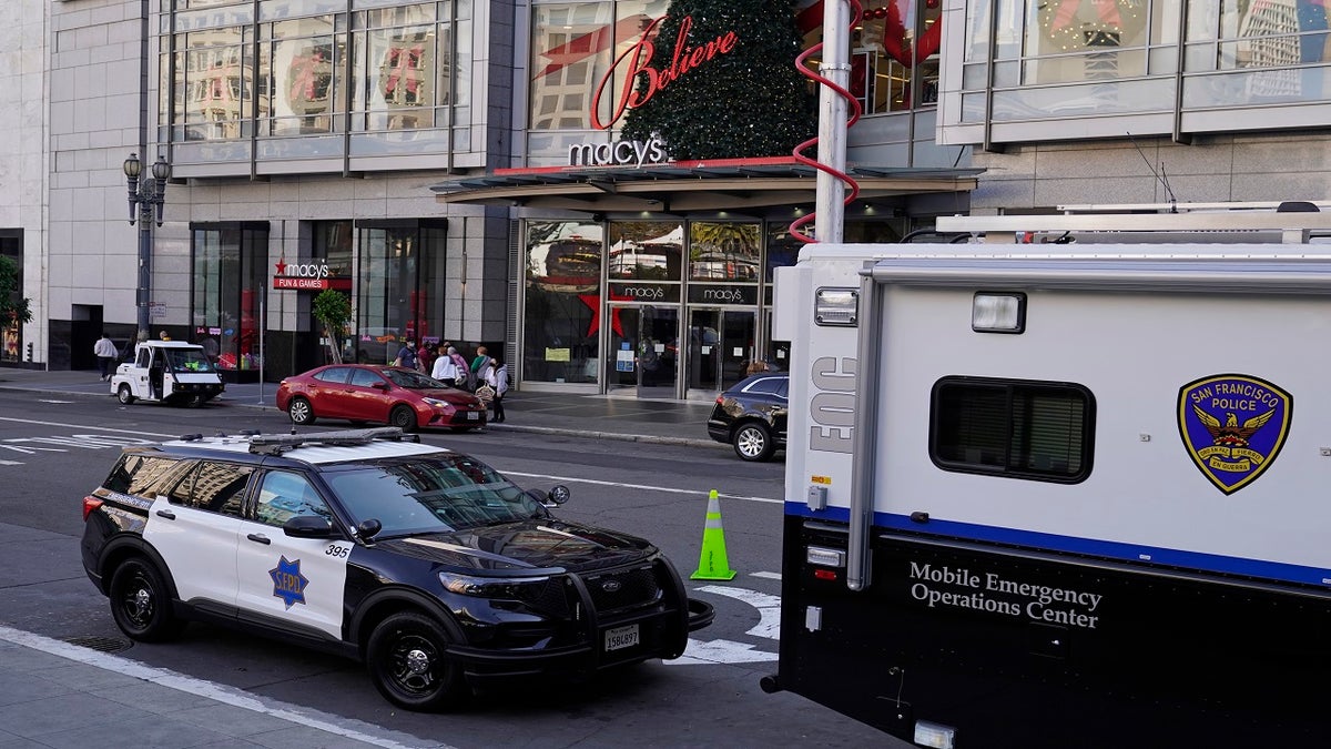 Des véhicules de police sont stationnés à Union Square à la suite de récents vols à San Francisco le 2 décembre 2021. 
