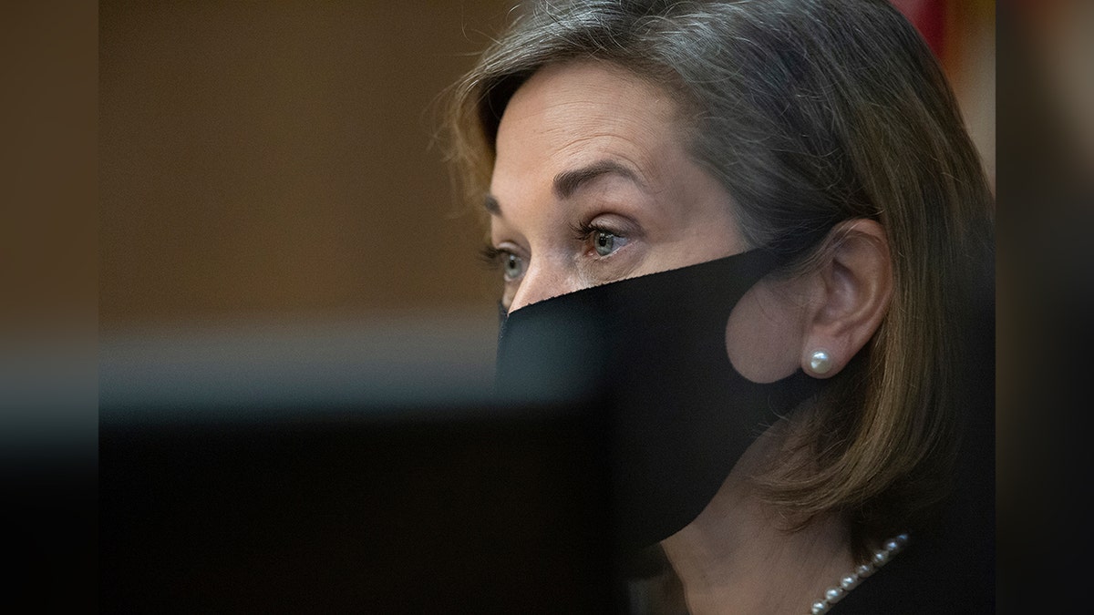 La juge présidente de la Cour supérieure de San Francisco, Anne-Christine Massullo, a déclaré au San Francisco Chronicle qu'il y avait "aucune discrétion" dans les cas qui ont été rejetés - son bureau était simplement "requis à suivre [the appellate court's] commande." 