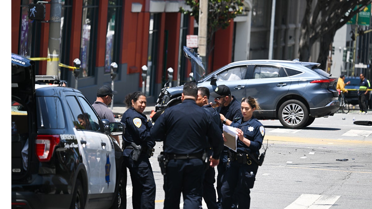Une scène de crime sur la 16e rue et l'avenue Potrero à San Francisco le 23 mai après un incident mortel survenu à un arrêt de bus. Un camion prétendument volé a percuté des piétons lors d'une course-poursuite policière, faisant quatre blessés et un mort.