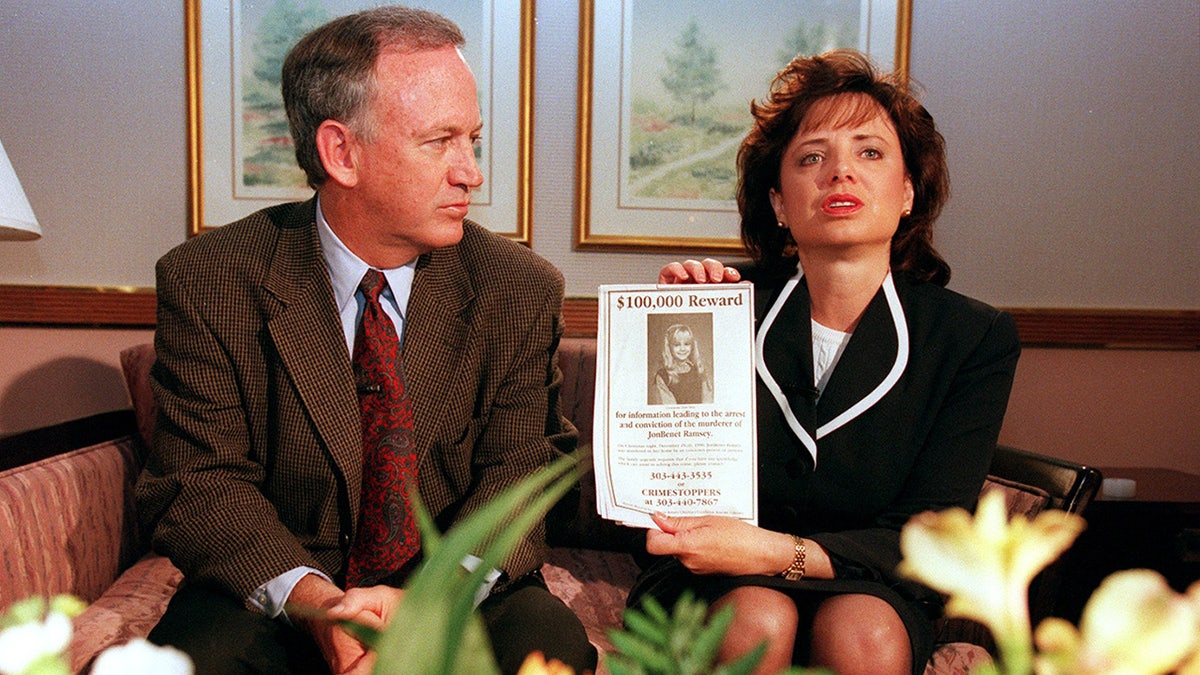 Les parents de JonBenet Ramsey s'adressant aux médias