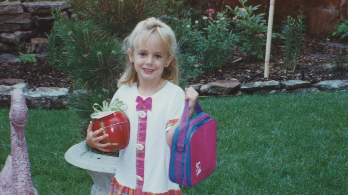 JonBenet Ramsey tient un sac à dos