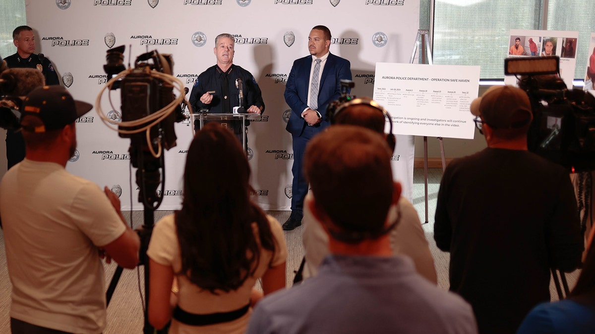 Le chef de la police d'Aurora, Todd Chamberlain, lors d'une conférence de presse