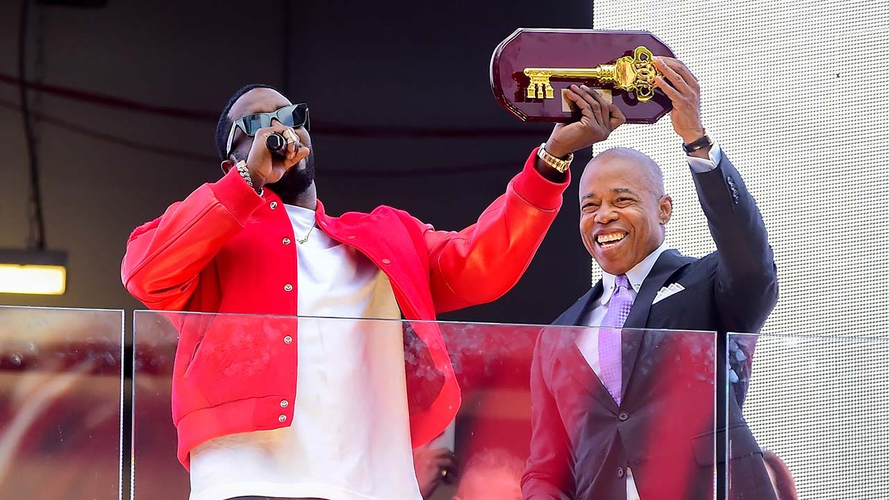 Diddy a des décennies de liens avec des titans du divertissement, de la politique et des affaires