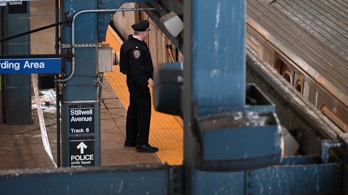 Policier sur le quai du métro