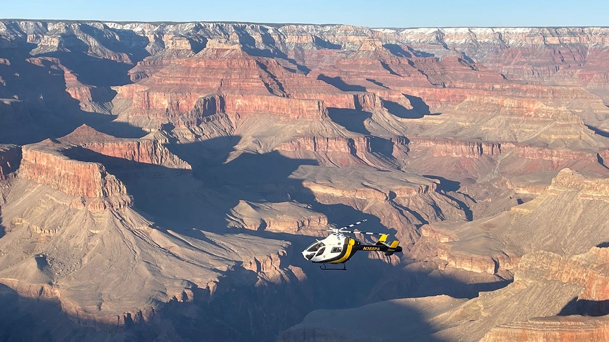 Hélicoptère survain le Grand Canyon