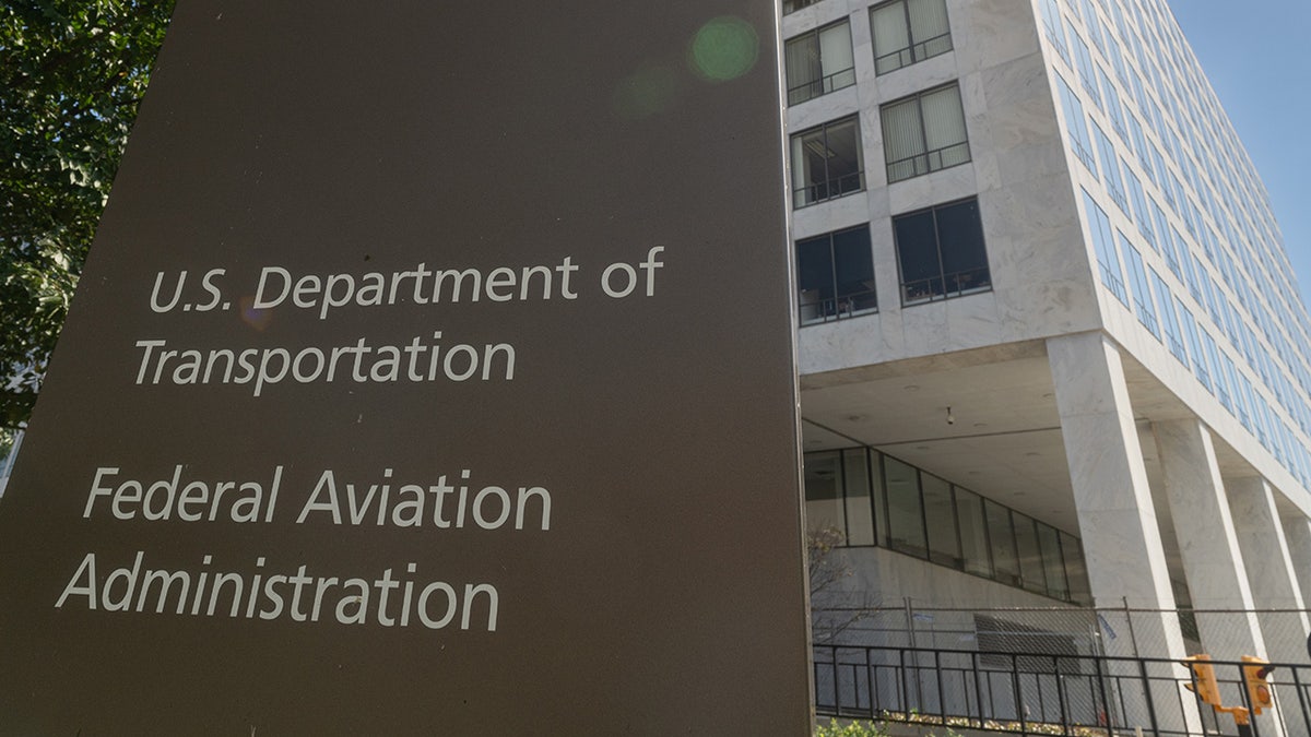 Un panneau marque l'entrée du siège de la FAA