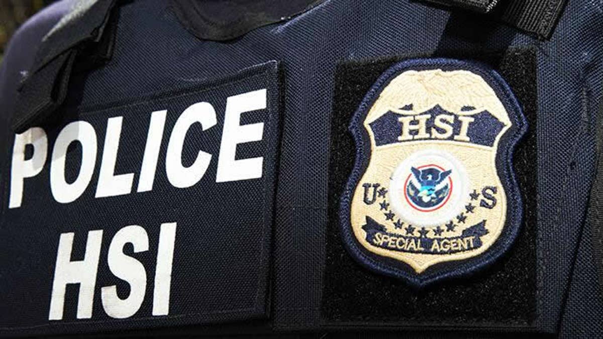Gitre de la police HSI avec un insigne d'agent spécial