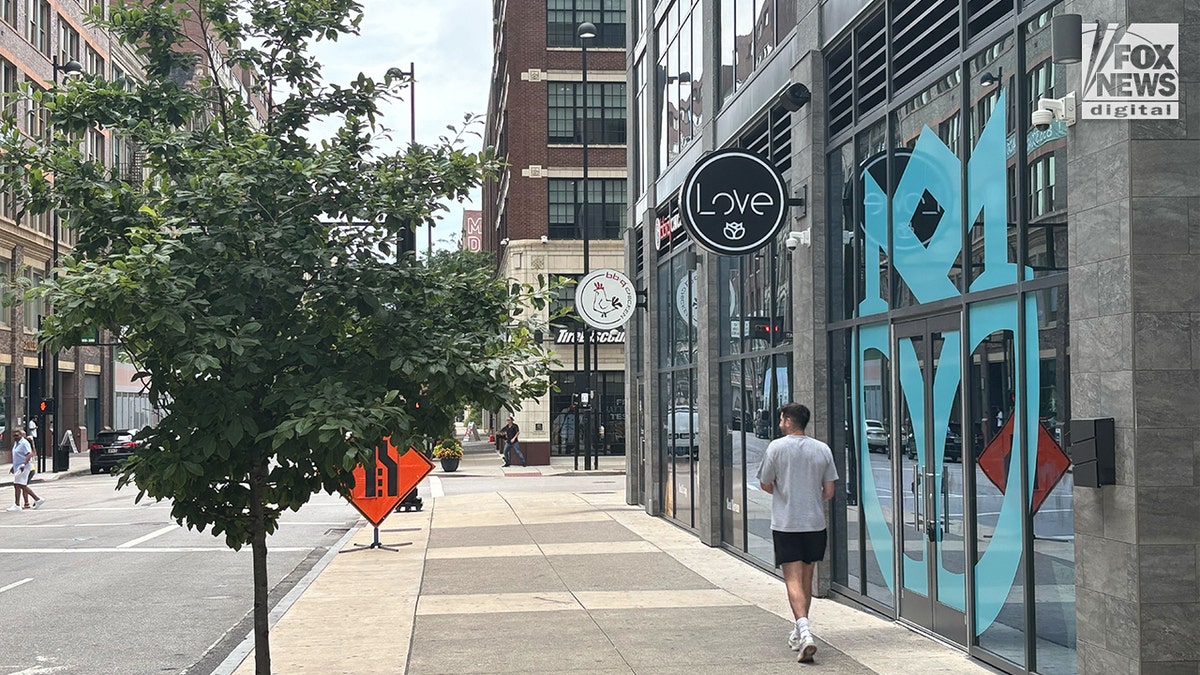 Corner de rue Cincinnati près de l'amour, scène de battement viral