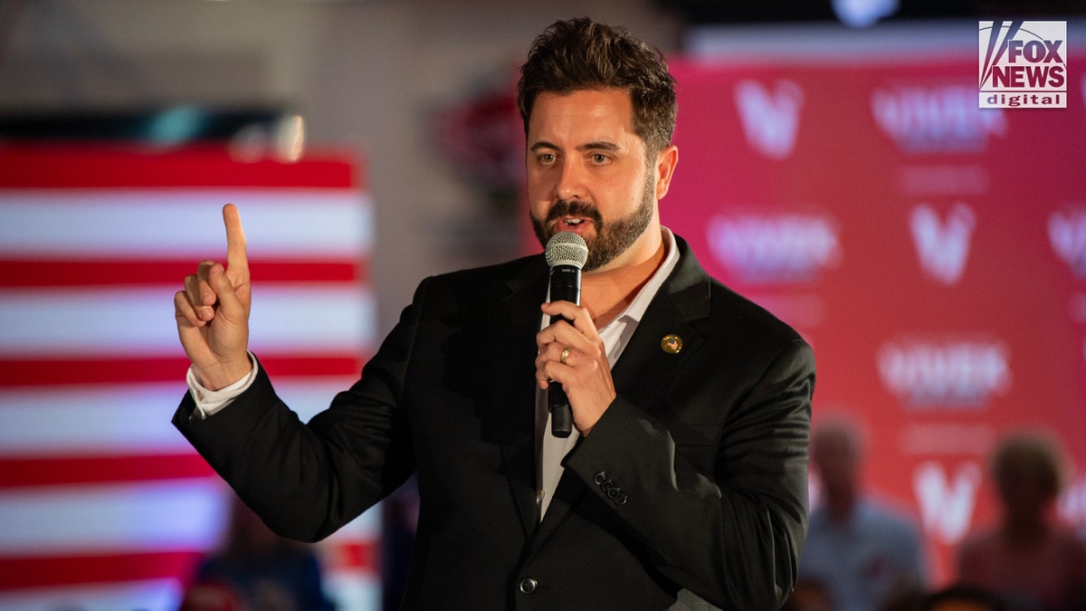 Le candidat à la mairie de Cincinnati, Cory Bowman, parle lors d'un événement de la mairie