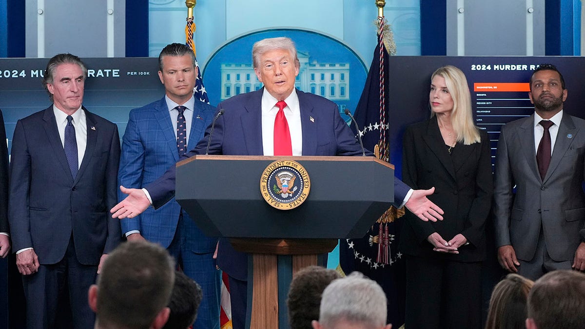 Le président Donald Trump parle aux journalistes