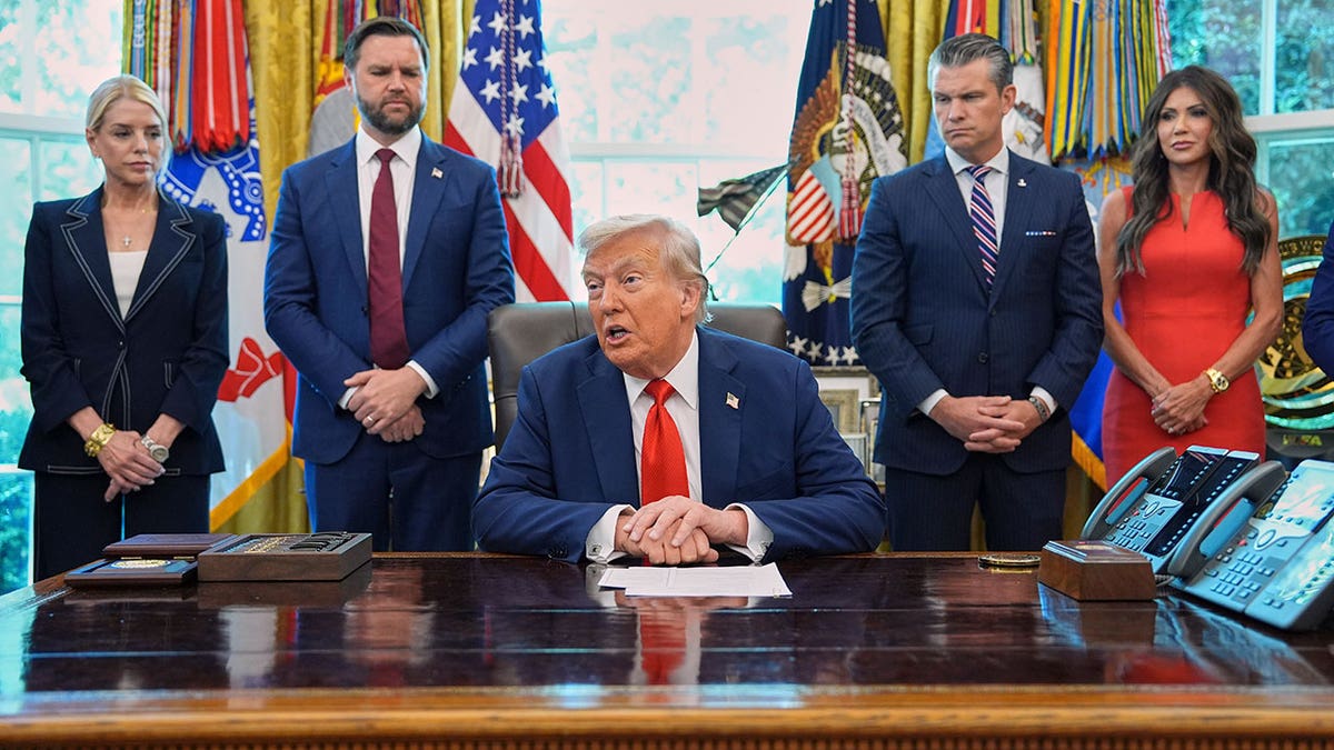 Le président Donald Trump est assis dans le bureau ovale