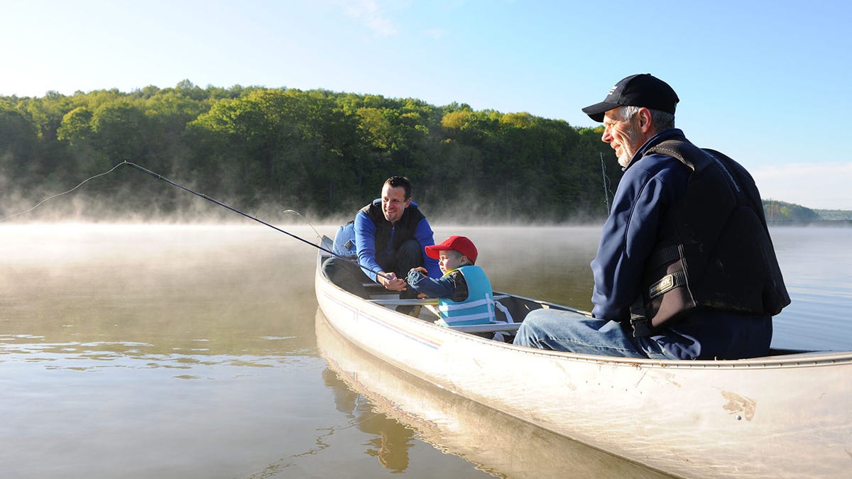 Un bateau avec trois personnes pêchant à Atwood Lake dans l'Ohio. 