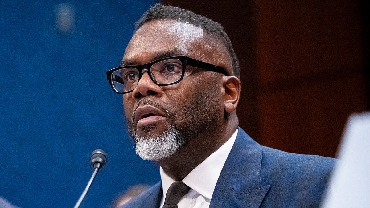 Brandon Johnson parle sur Capitol Hill le 5 mars 2025