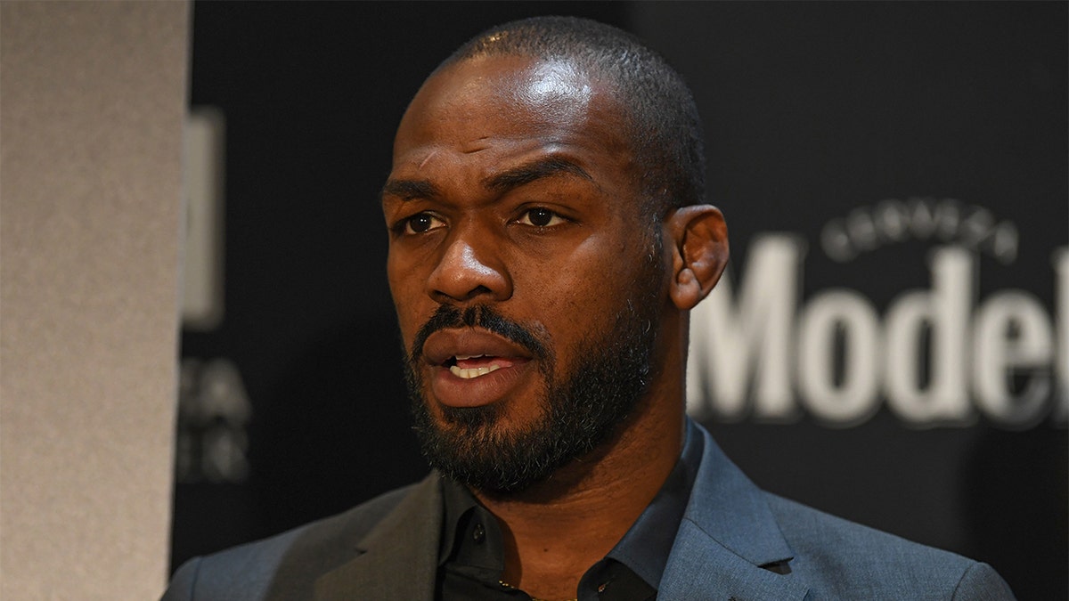 Jon Jones parle avec les médias