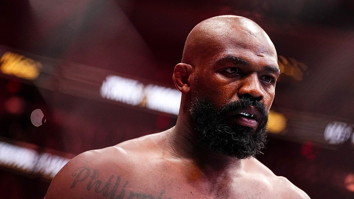 Jon Jones entre dans le ring 