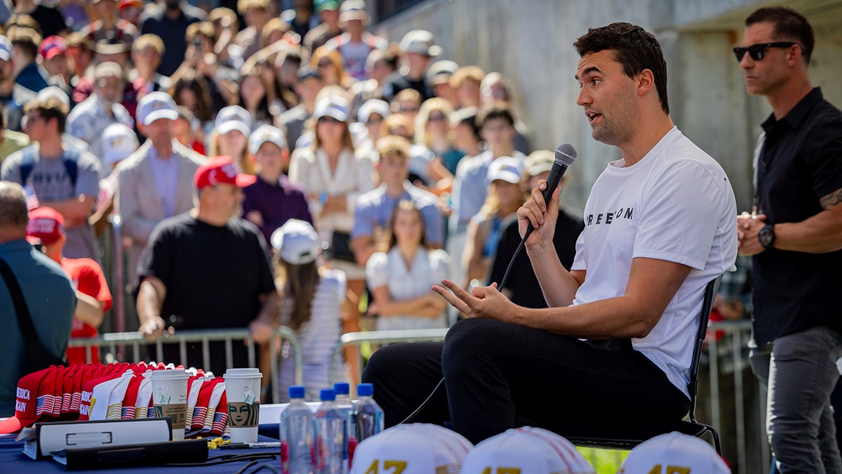 Charlie Kirk parle au public juste avant qu'il ne soit abattu