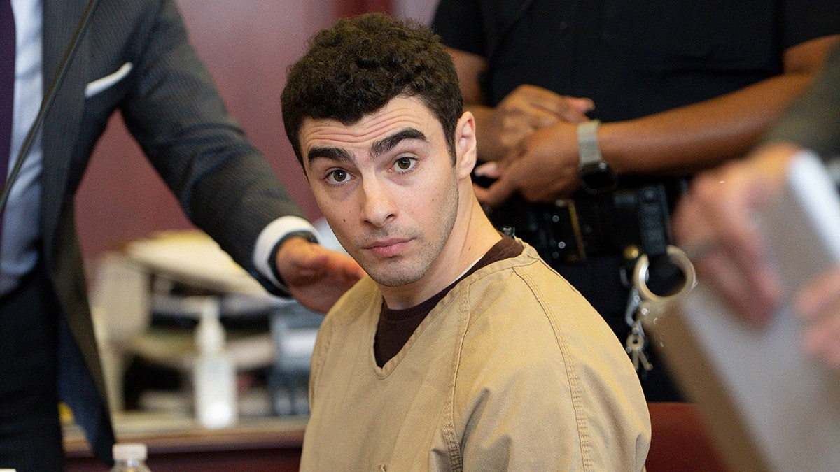 Luigi Mangione s'est assis devant le tribunal alors que le juge abandonne les accusations de terrorisme.