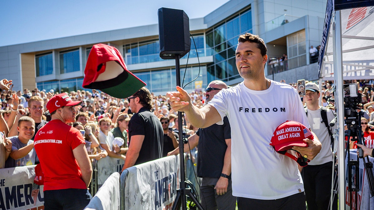 Charlie Kirk avant qu'il ne soit abattu des chapeaux à la foule