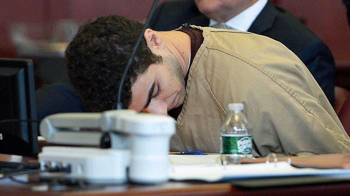 Luigi Mangione s'est assis devant le tribunal alors que le juge abandonne les accusations de terrorisme.