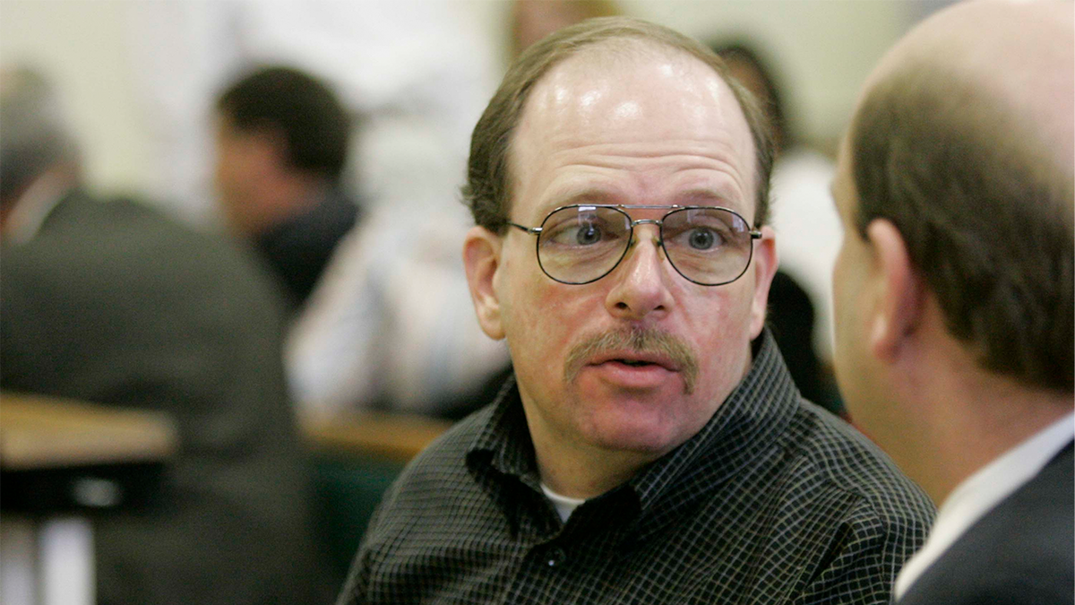 Steven Bixby, à gauche, parle à son défenseur public, Charles Grose