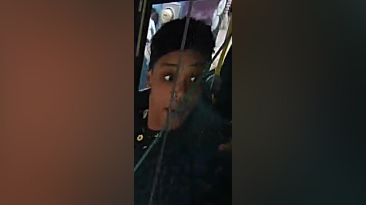 Les autorités ont arrêté une femme recherchée dans le cadre d'une attaque contre un bus public de Boston qui a fait blesser une femme âgée.