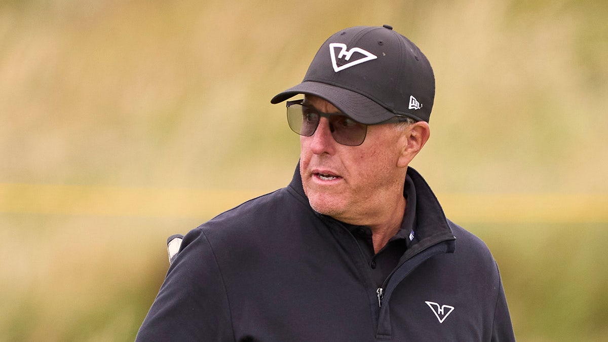 Phil Mickelson regarde pendant l'entraînement