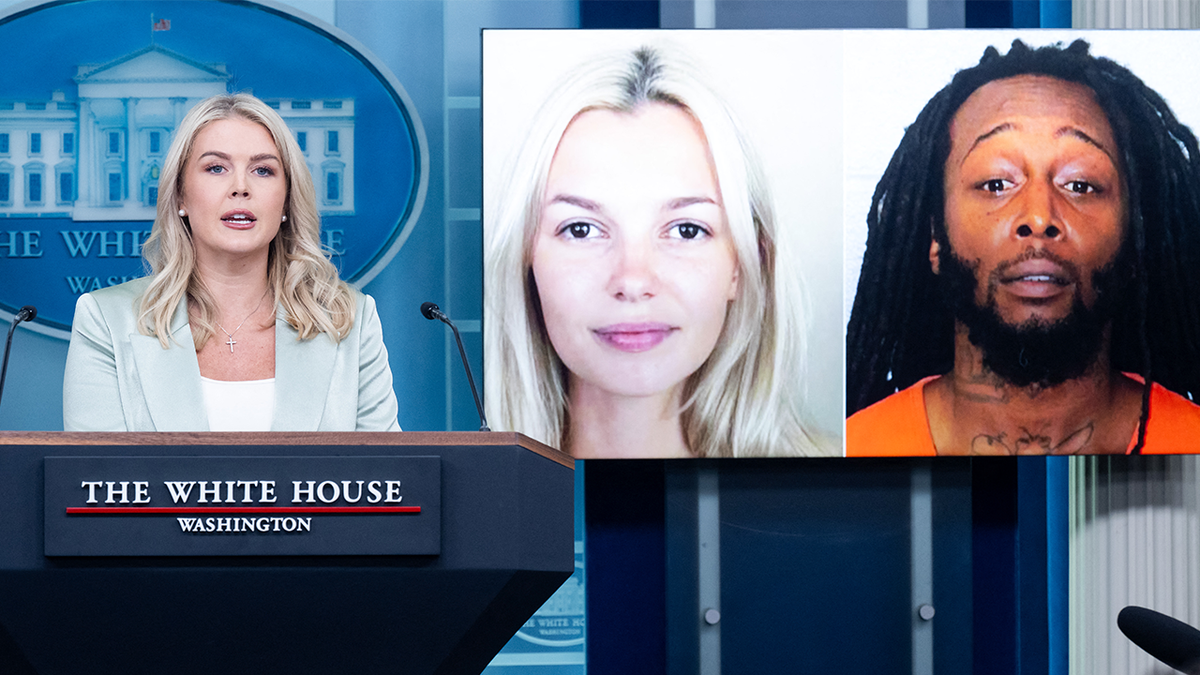 Karoline Leavitt à côté des photos projetées d'Iryna Zarutska et DeCarlos Brown Jr.