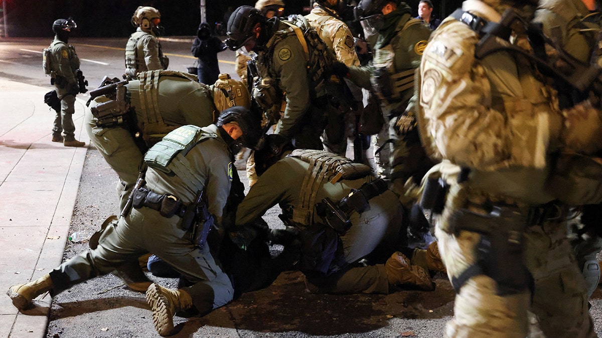 Personne arrêtée lors de la protestation à l'extérieur du bureau du terrain de glace à Portland, Oregon