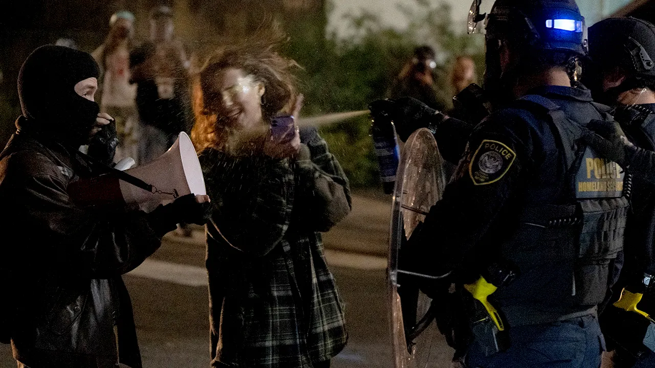 L'administration Trump passe en revue le financement fédéral à Portland après les manifestations anti-glace