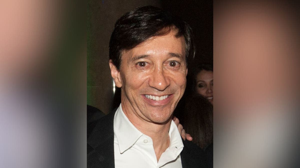 Le financier Howard Rubin souriant à un événement.