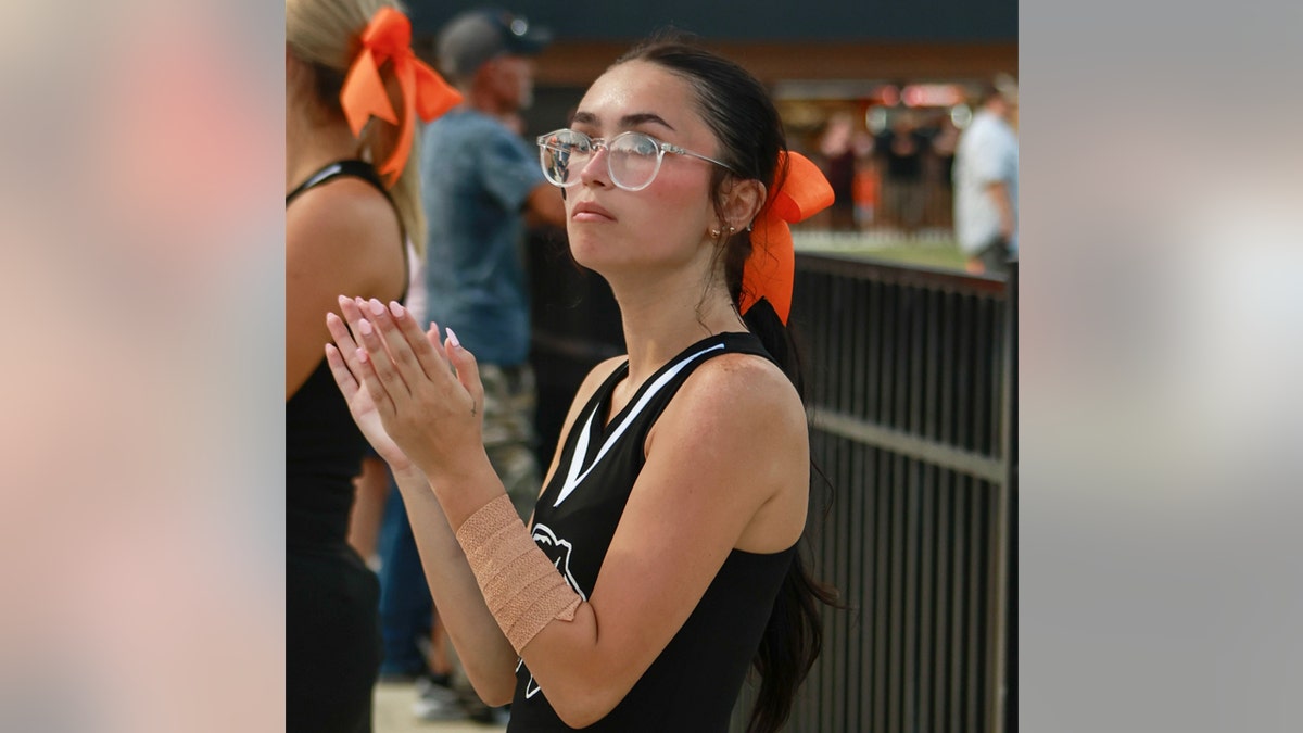 Kimber Mills pom-pom girl lors d'un match
