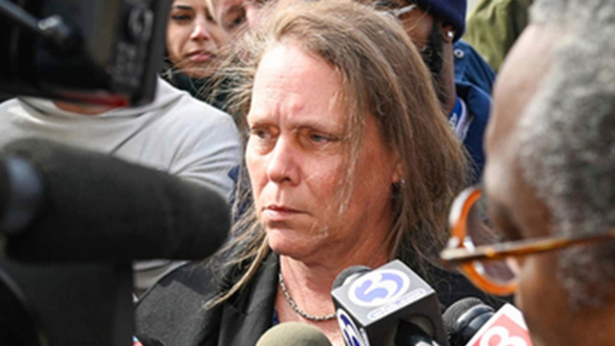 Tracy Vallerand, mère biologique de l'homme, aurait été retenue captive dans une maison du Connecticut pendant 20 ans.