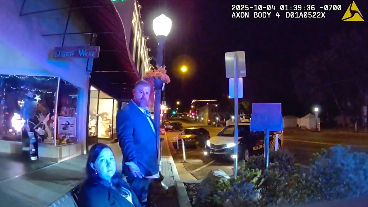 Un homme et une femme regardant un policier.