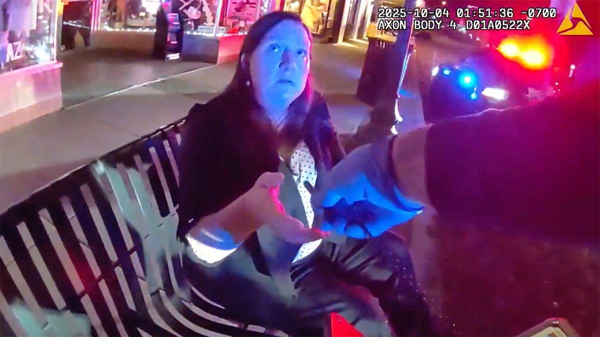 Le juge cherche un stylo.