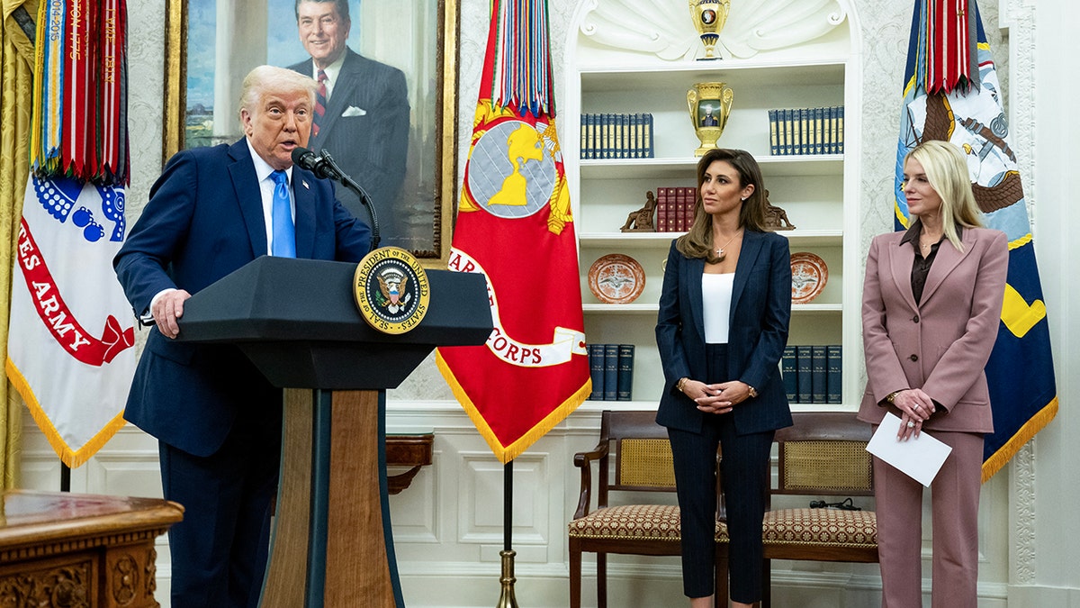 Le président Donald Trump, Alina Habba et Pam Bondi à la Maison Blanche