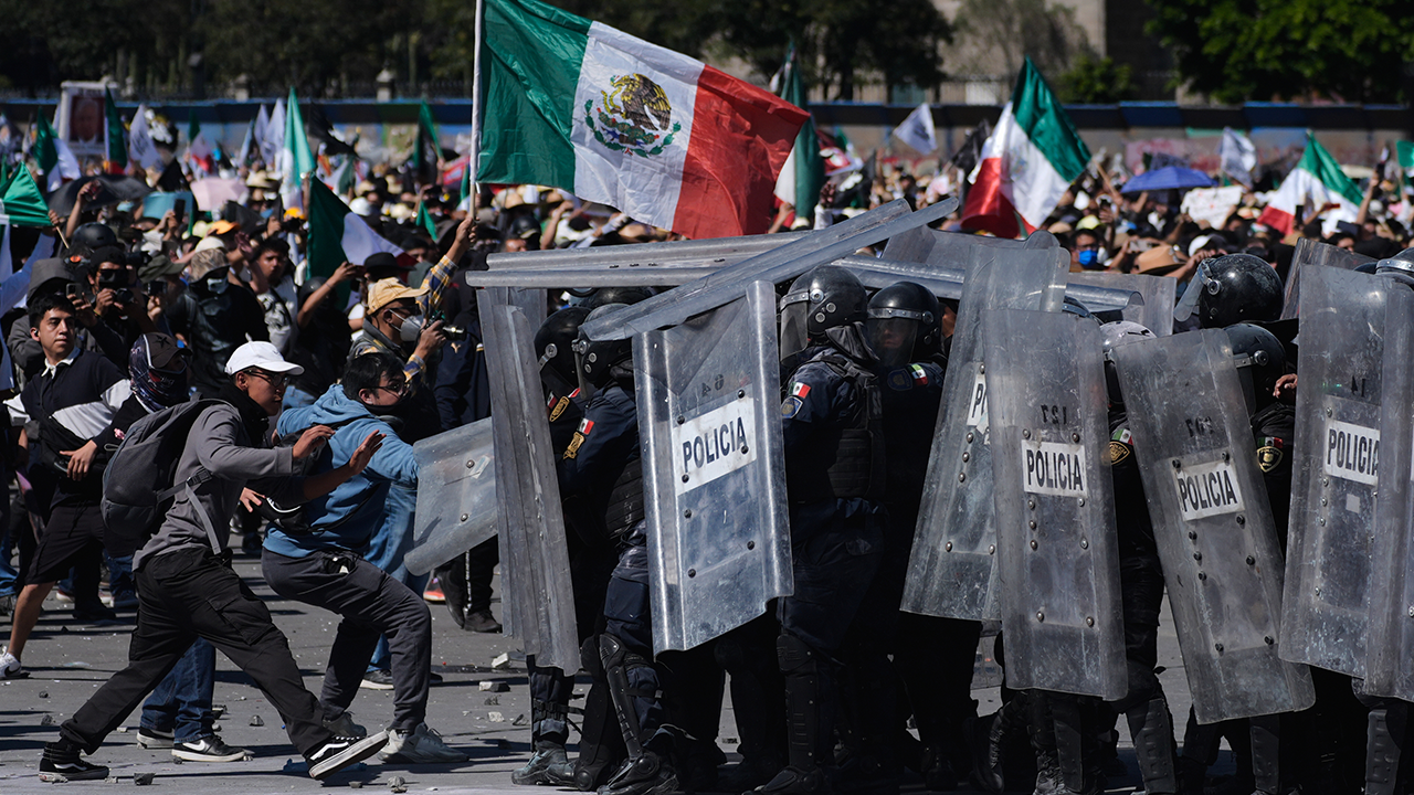 Des manifestants à Mexico attaquent la police lors d'une violente marche antigouvernementale